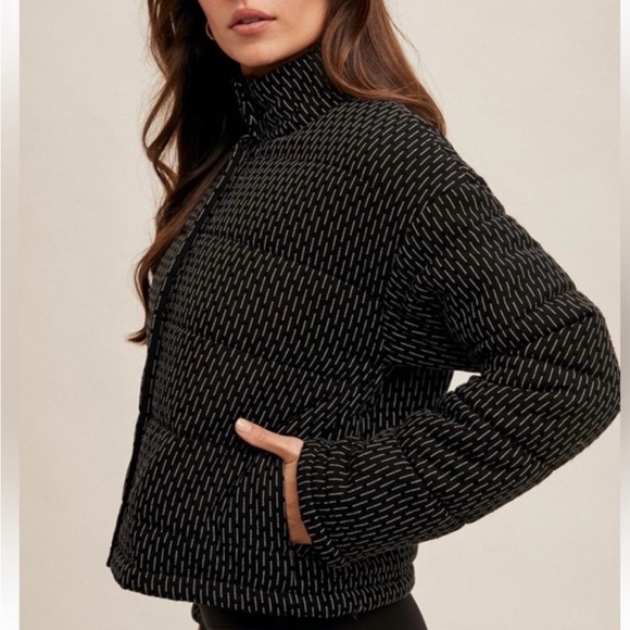 NWT Hem & Thread Black and White Patterned Puffer Jacket - Picture 3 of 9